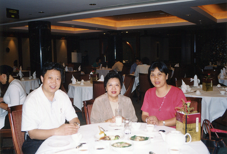 1994年，中国工艺美术大师汤春甫与新加坡著名大居士江太（黄雪玲）交流佛教文化艺术。.jpg