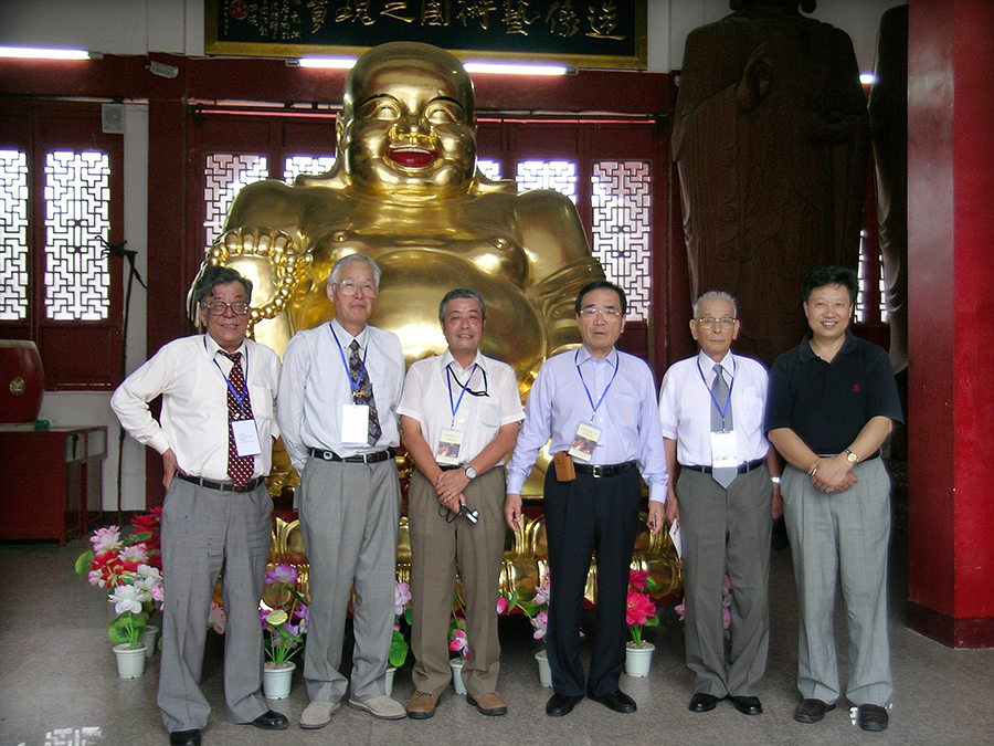 2015年4月16日，日本早稻田大学专家团在天台山佛教城参加“文化与艺术交流研讨会”。.jpg